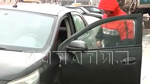 Мошенники-пешеходы бросаются под колеса автомобилей, чтобы вымогать деньги у водителей смотреть онлайн