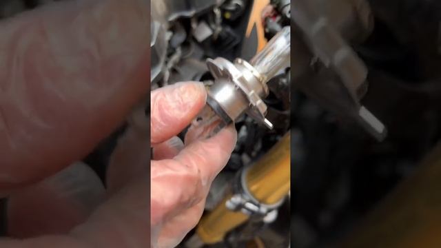 Honda CB1000R (2008-2017) - How to replace the bulb in the headlamp смотреть онлайн