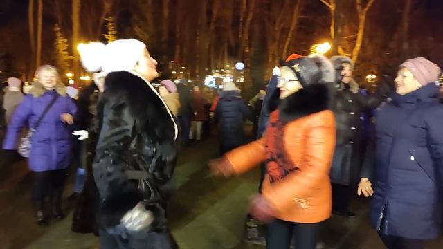БЕЗ ТЕБЯ ПРОПАДАЮ!????/НОВОГОДНИЕ ТАНЦЫ В ПАРКЕ ГОРЬКОГО ХАРЬКОВ ЯНВАРЬ 2022 смотреть онлайн