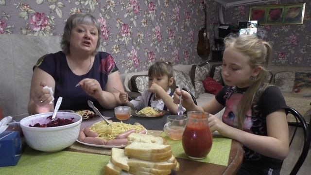 МУКБАНГ втроём. Рожки ,сосиски. смотреть онлайн