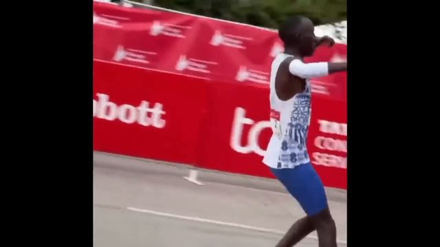 New Marathon World Record Shoes Are Crazy смотреть онлайн