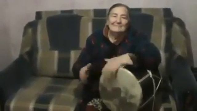 Бабулячетко играет на Дхоле) смотреть онлайн