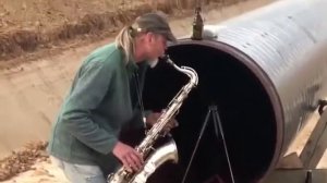Мужик круто играет на саксофоне