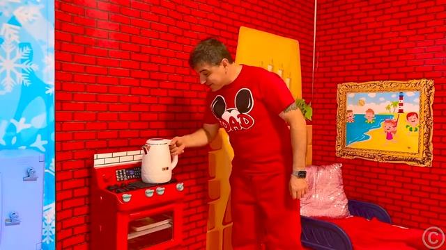 Настя и Папа строят игровой домик для детей и гуляют в парке развлечений. смотреть онлайн