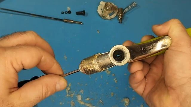 Лучший СПОСОБ ЧИСТКИ засохшего пистолета для монтажной пены смотреть онлайн