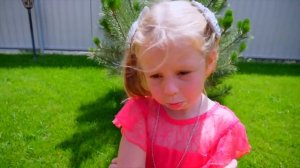 Настя и Медведь - история с воздушными шариками / Nastya and bear funny playtime with baloons