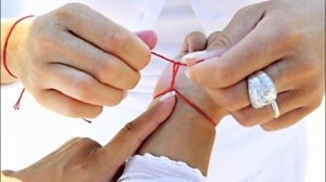 красная нить на запястье, зачем носят красную нить на руке, как завязывать нить на руке,