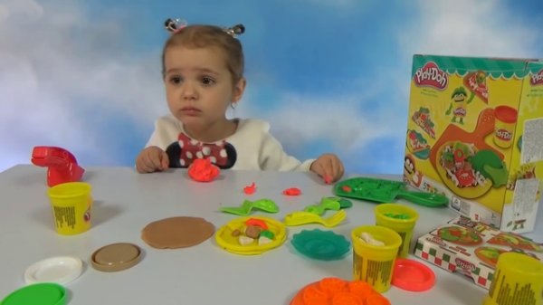 Катя делает игрушечную пиццу из пластилина Play - Doh распаковка набора Pizza unboxing toy and play