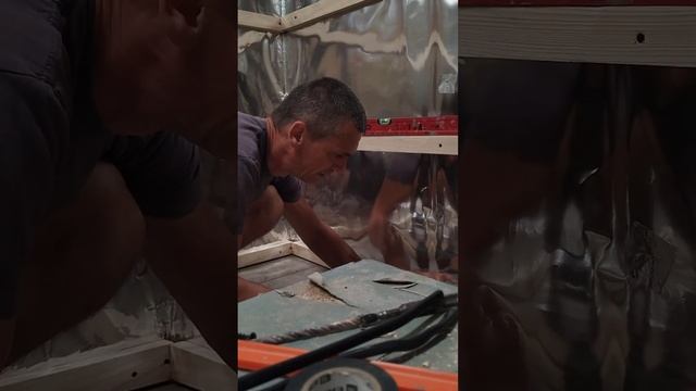 Баня.утепление парной.мотаж фольги и обрешётки под вагонку.Часть1..... смотреть онлайн