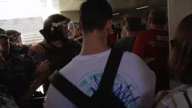 2019-07-27 Полиция избивает и зедерживает человека в переходе на углу Тверской 16 смотреть онлайн