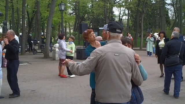 Танцы в Центральном парке Кишинева (У фонтана, 22.04.2023, 7 эпизодов) Эпизод 7 смотреть онлайн