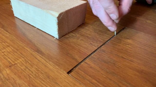 КАК УБРАТЬ ЩЕЛИ В ЛАМИНАТЕ ЗА 5 МИНУТ. КАК ПОЧИНИТЬ РАСПОЛЗШИЙСЯ ЛАМИНАТ БЕЗ РАЗБОРА. СВОИМИ РУКАМИ смотреть онлайн