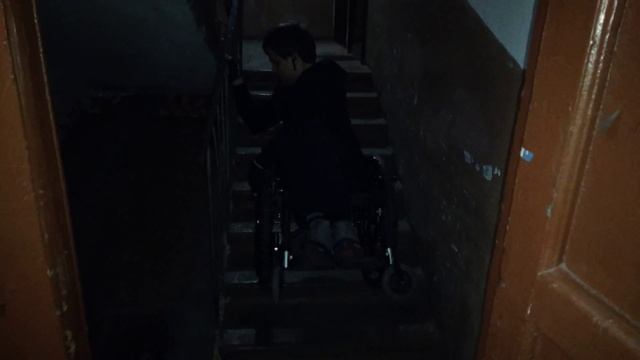 Как самостоятельно подниматься по лестнице на инвалидной коляске смотреть онлайн