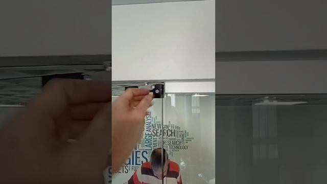 Как отрегулировать дверь из стекла в офисной перегородки с напольным доводчиком #секретыоконщика смотреть онлайн