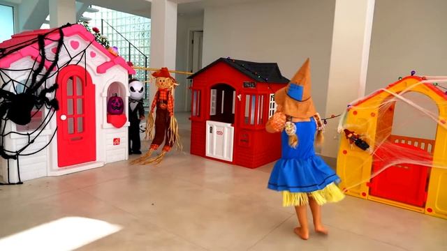 Diana Pretend Play Halloween Trick Or Treat Candy Haul