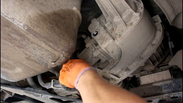 Замена масла в раздатке на Chevrolet TrailBlazer 4,2 Шевроле Трейлблейзер 2007 г смотреть онлайн