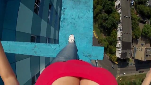 Девушка, идущая по крыше