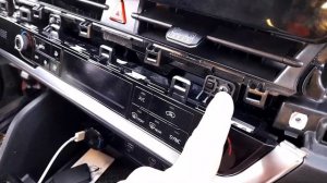 Kia Sportage 2023 г.в. Демонтаж мониторов магнитолы и комбинации приборов. Своими руками.