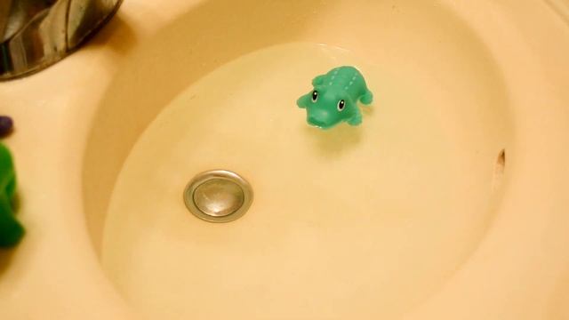 Fun Bath Toys!!! Rubber duckies, dinosaurs, fishes, and many more! смотреть онлайн