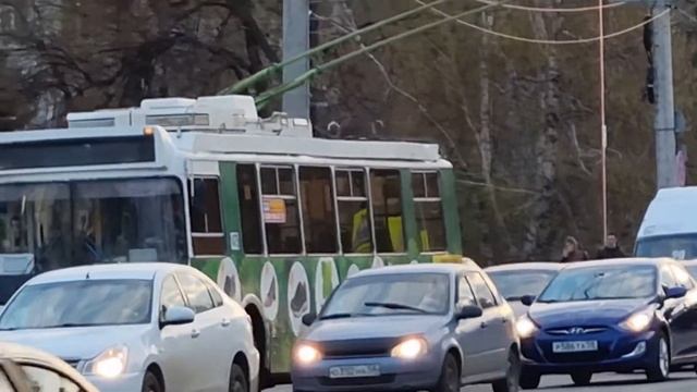 Проход спец. частей троллейбусной контактной сети. Пенза, перекрёсток ул. Суворова/ Плеханова. смотреть онлайн