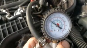 Мерседес W211. Измеряем давление в топливной магистрали от подкачивающего насоса.