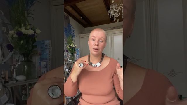 Украшения, транслирующие уверенность в себе. Осознанный выбор аксессуаров смотреть онлайн