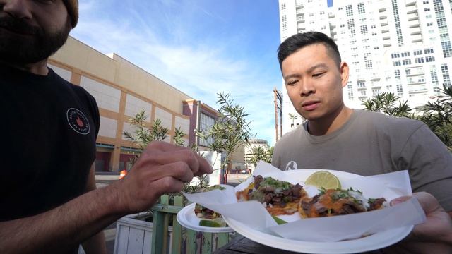 NEW Taco Truck In Downtown Las Vegas (Cheesy LOADED TACOS!) смотреть онлайн