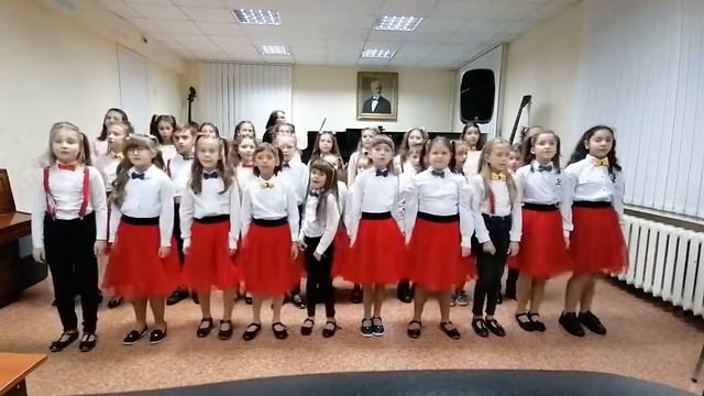 Хор младших класов "ДДМШ 12" "M&Ms" - "Песня про озорного мышонка" смотреть онлайн