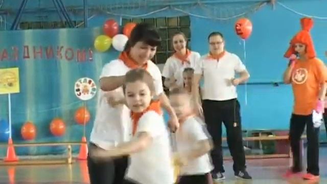 Дети из детских садов «Росинка» и «Светлячок», преподнесли работникам завода свой подарок смотреть онлайн