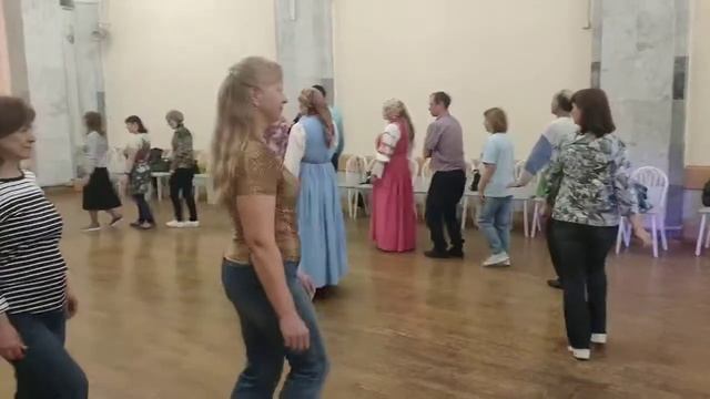 Олеся Каменская показывает танцевальные движения смотреть онлайн