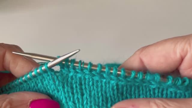 Горизонтальная полоска на лицевой глади спицами. Это очень просто! смотреть онлайн