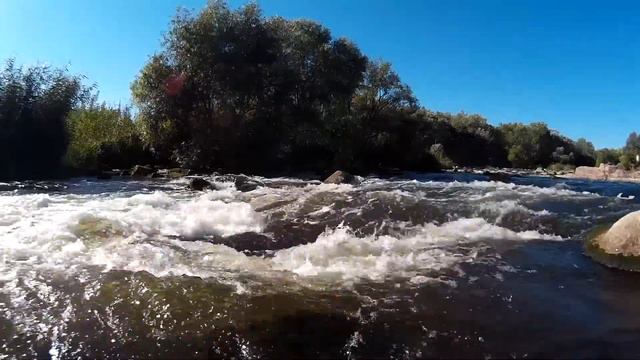 Пороги в Мигее. Шум реки. Бурлящая речка с мощным течением смотреть онлайн