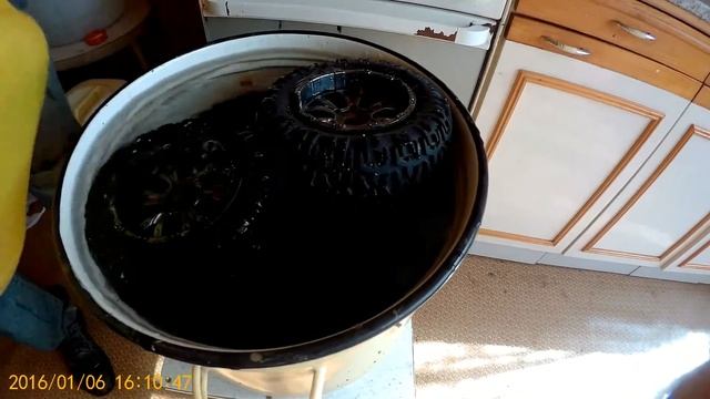 Варим колесо от Rc модели. HOW TO - Unglue RC Rubber Tires - BOILING WATER METHOD смотреть онлайн