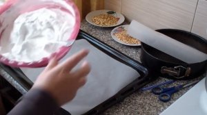 Меренговые коржи для торта// Рецепт приготовления// Меренга с арахисом и грецкими орешками.