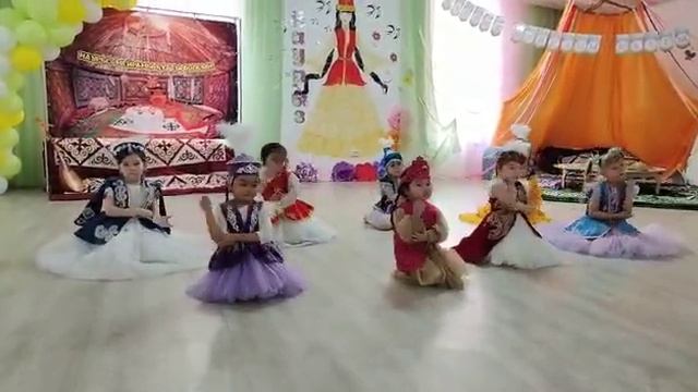 Казахский национальный танец "Қамажай". Группа "Ростки" смотреть онлайн