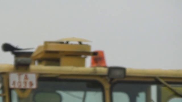 Трактор Кировец К-701 вытаскивает из грязи застрявший МАЗ 6501 смотреть онлайн