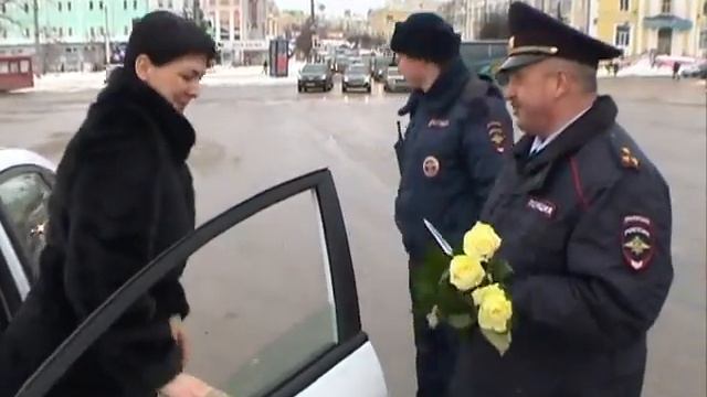 ГИБДД дарит цветы смотреть онлайн