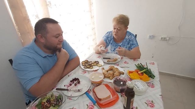 Кушаем с Мамой курочку и разговариваем о жизни после закупки в супермаркете. смотреть онлайн