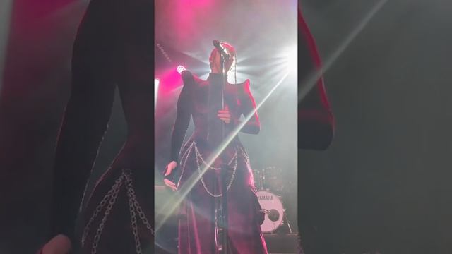 Faouzia - Desert rose ( full performance ) at New York city show смотреть онлайн