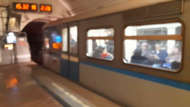 Поезда московского метро: Номерной "Народный Ополченец 75 лет", Русич и Москва-2019 смотреть онлайн