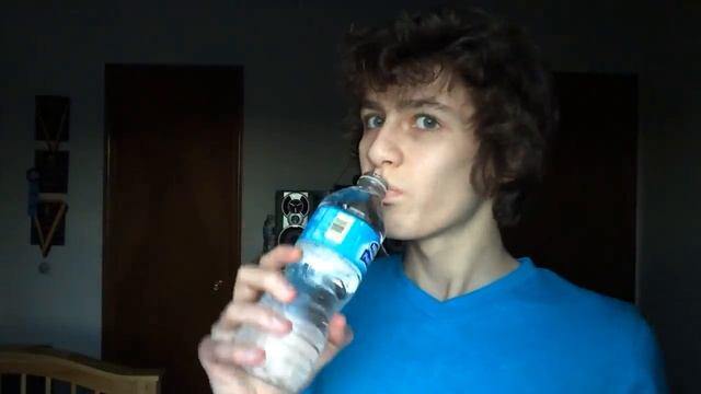 ВЫПИВАЕТ БУТЫЛКУ ВОДЫ ЗА 1 СЕКУНДУ смотреть онлайн