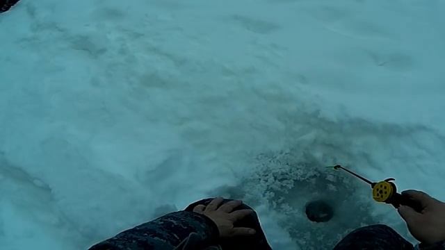 Февраль Таёжная река С Саньками ловим харюзка День 2 й смотреть онлайн