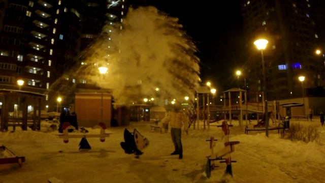 #NERD Что будет, если при морозе вылить кипяток на воздух ? Кипяток и Мороз смотреть онлайн