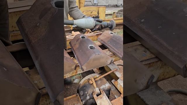 Литейный цех. Зачистка футеровки для шаровых мельниц.