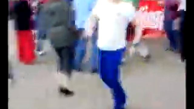 Мужик ржачно танцует :))) смотреть онлайн