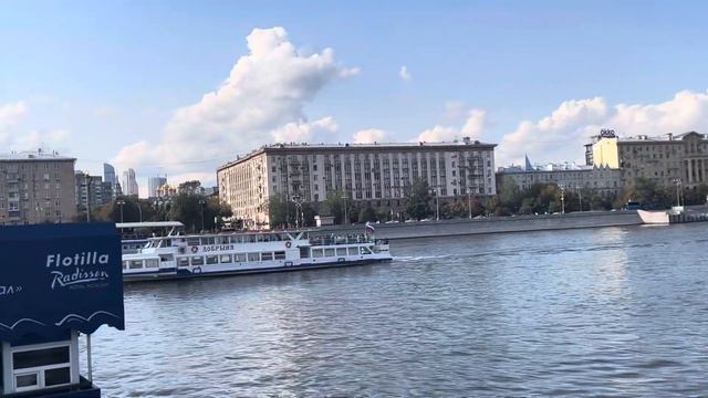 Теплоход «Добрыня» возле причала Парк Горького. смотреть онлайн