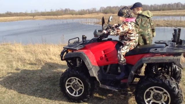 Дочь (5лет) едет на квадроцикле. смотреть онлайн