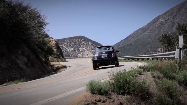 Fiat 500 Abarth Sights & Sounds - Beauty, Exhaust, Fly-by смотреть онлайн