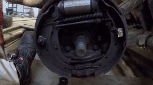 РЕНО ЛАГУНА.замена задних тормозных колодок и цилиндров.