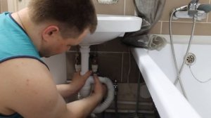 Плохо уходит вода в раковине. Плохо уходит вода в ванной. Забился сифон.